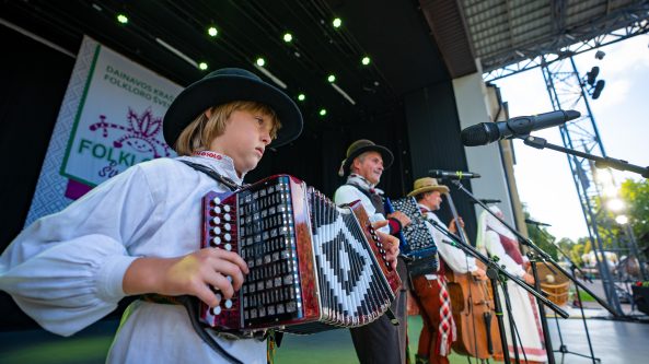 Jubiliejinė Dainavos krašto folkloro šventė: mandravosim, ūkausim ir čilinsim taip, kad net kalviai priekalais užgros