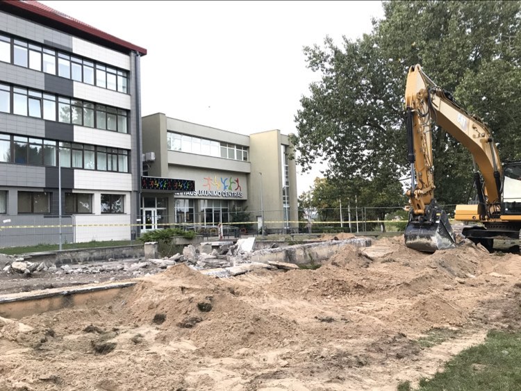 Griaunamas fontanas prie Alytaus jaunimo centro