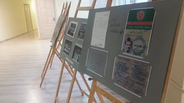 Švęsdama gimtadienį, Dainavos progimnazija nepamiršta A.Sakalausko jubiliejaus