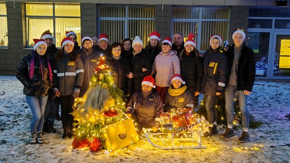 Pašto nykštukas į FM99 kalėdinių eglučių parką atkeliavo rogutėmis