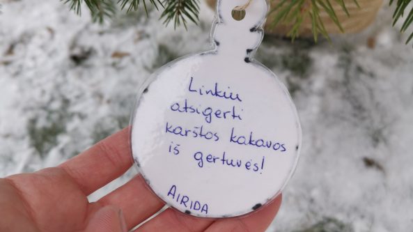 „Vaikystės namelio“ eglutę puošia darželio vaikų piešiniai