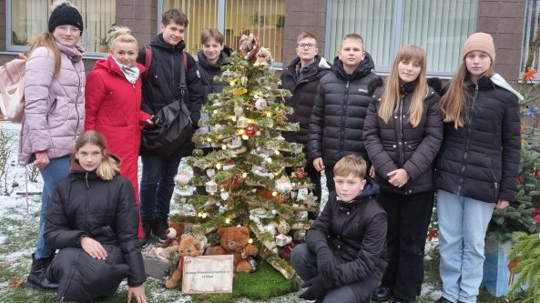 Piliakalnio progimnazijos 7a klasės vaikai eglutei surado savo vaikystės meškučius