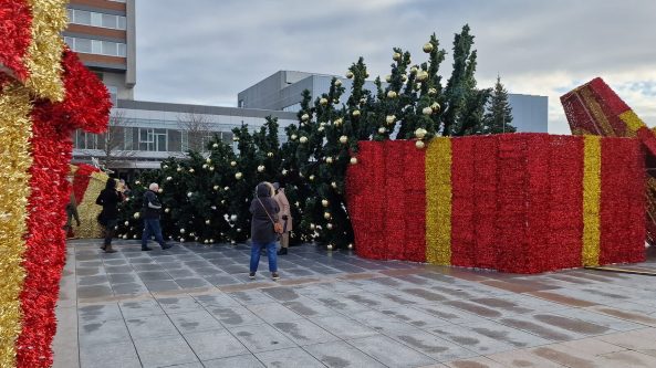 Vėtros neatlaikė Marijampolės eglutė