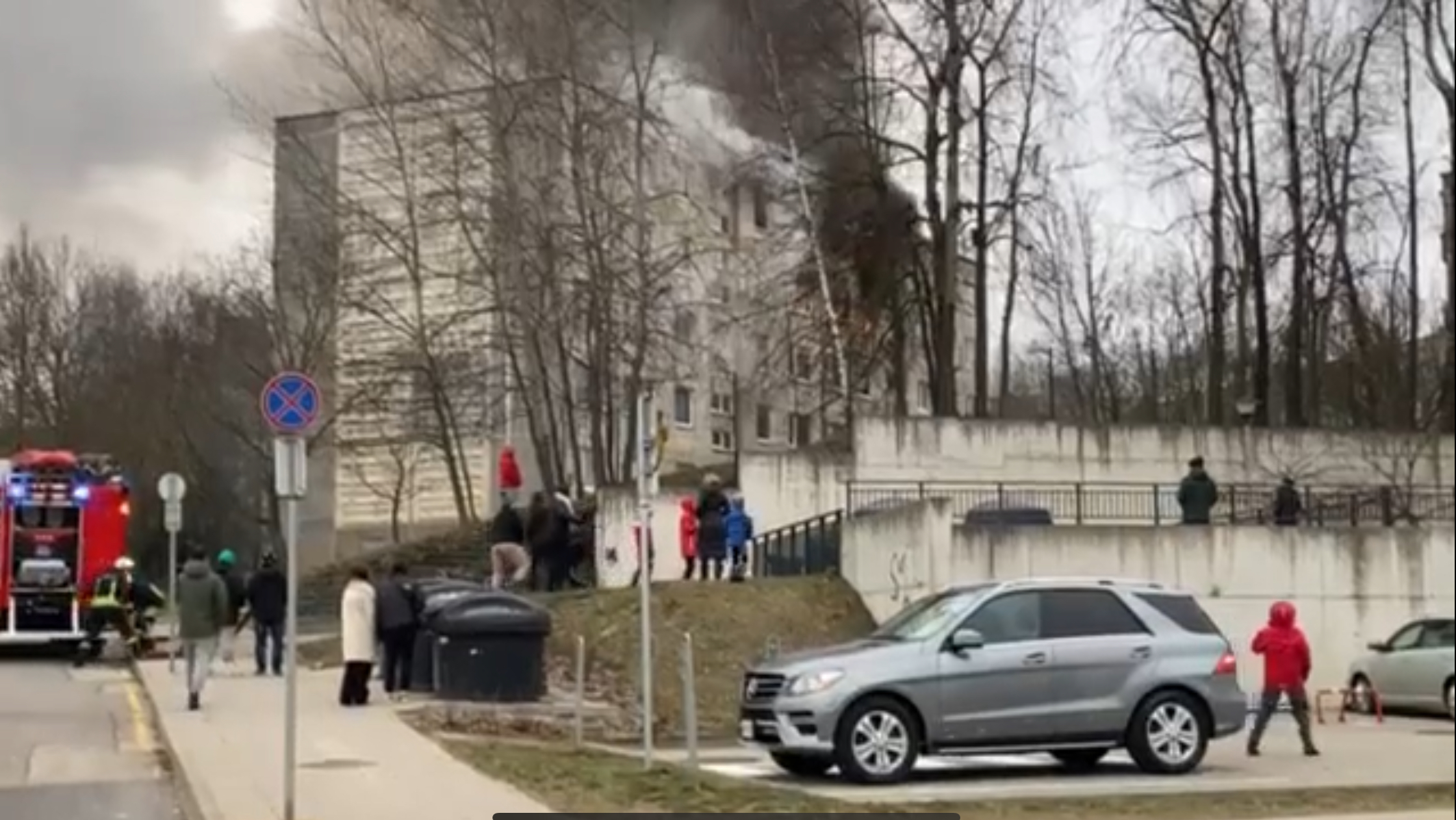 Daugiabučiame name Vilniuje įvyko keli sprogimai, dega keturi butai. Vaizdas iš įvykio vietos