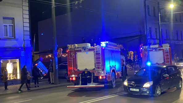 Autoįvykis – BMW taranavo Prius’ą, automobilis apvirto