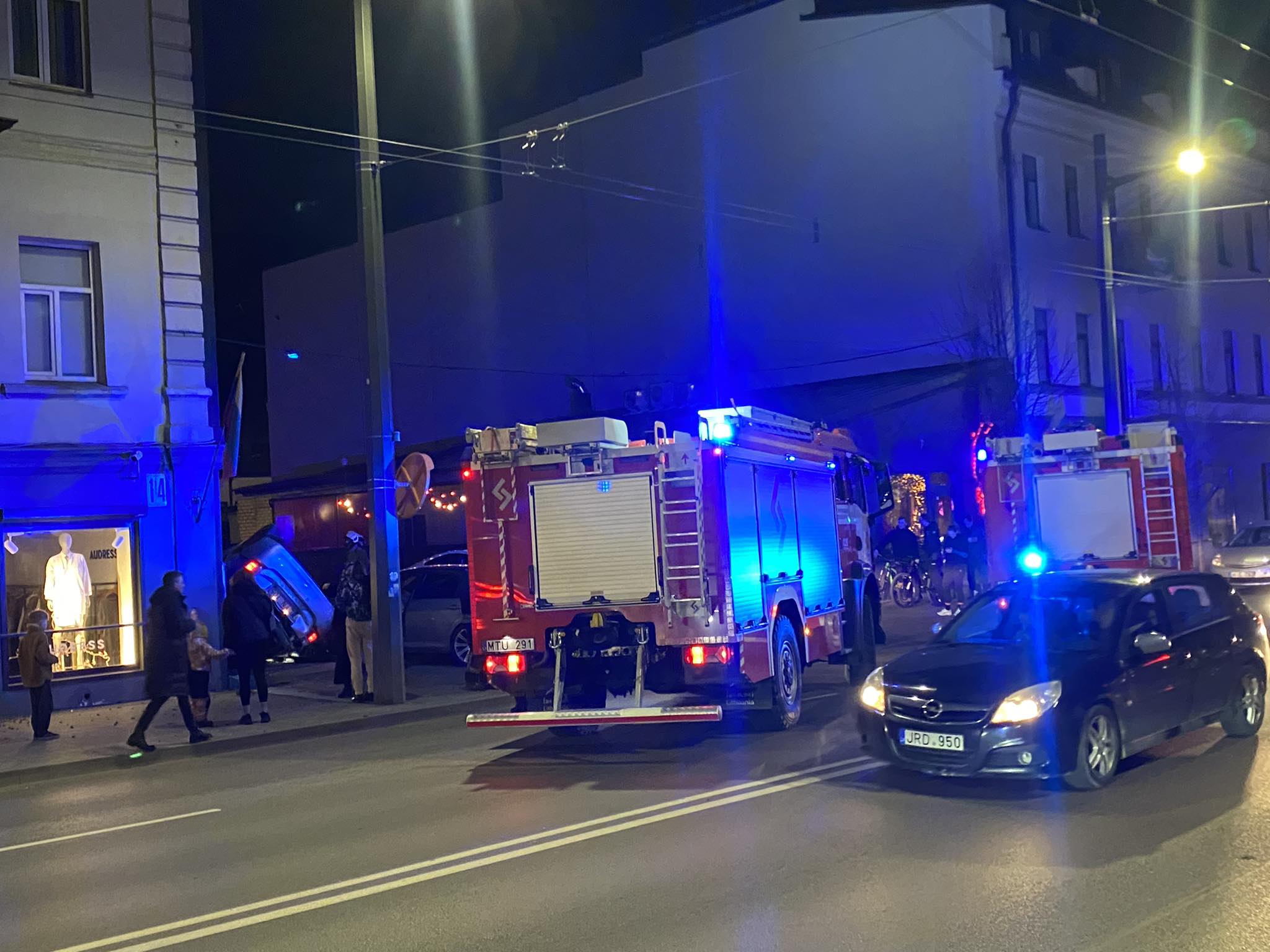 Autoįvykis – BMW taranavo Prius’ą, automobilis apvirto