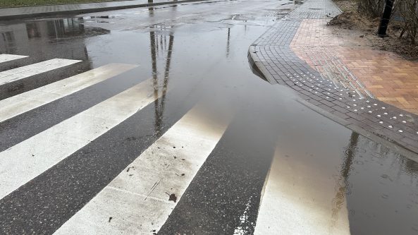 Vairuotojai nepraleidžia pėsčiųjų, naudojasi telefonais. Savaitgalio įvykiai Alytaus mieste ir rajone