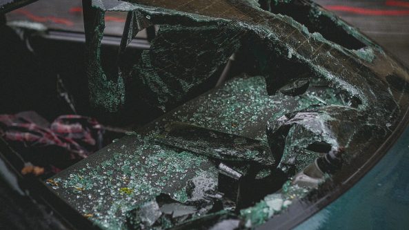 Neblaivi vairuotoja apvirto su Ford