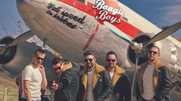 Penktadienio vakaras Pilies kiemelyje vers šokti boogie-woogie ritmu