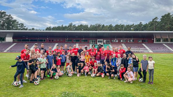 Aktyvūs moksleiviai mokslo metus užbaigė treniruotėje su DFK „Dainava“futbolo komanda (VIDEO)