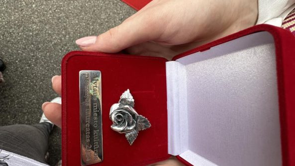 Alytuje miesto šventės „Su gaivia bangele“ atidarymas: apdovanoti nusipelnę alytiškiai
