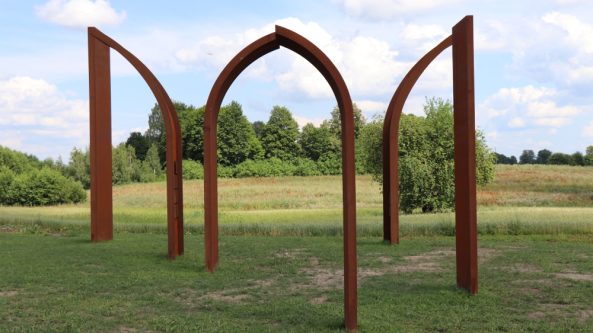 Šalia vienintelės mečetės Alytaus rajone ir unikali architektūrinė instaliacija „Totorių vartai