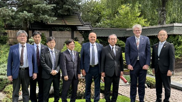 Svečius iš Japonijos į Alytų atvedė rožė herbe