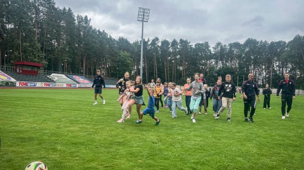 „Dainava“ surengė futbolo treniruotę vaikams ir kviečia į šeštadienio rungtynes ateiti pasipuošus klubo atributika