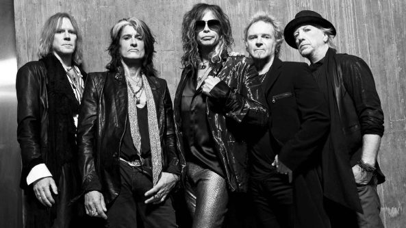 „Aerosmith“ skelbia neberengsianti koncertų dėl vokalisto balso stygų pažeidimo