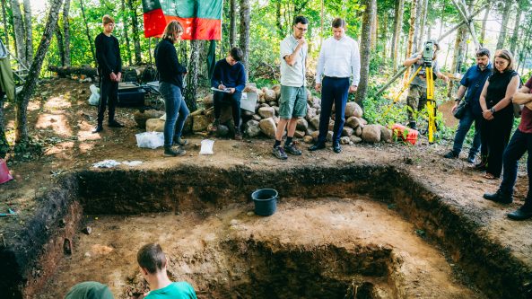 Telšių rajone archeologai atkasė partizanų vadavietę