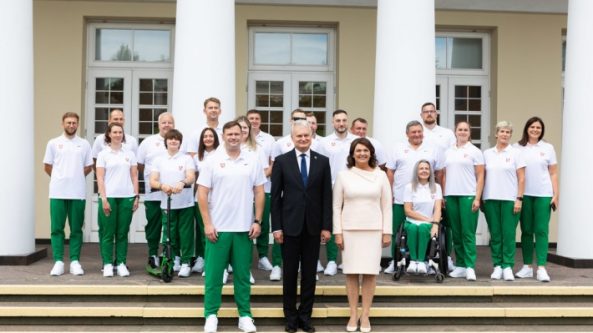 Prezidentas paralimpinės komandos kapitonui alytiškiui Donatui Dundziui įteikė Lietuvos trispalvę