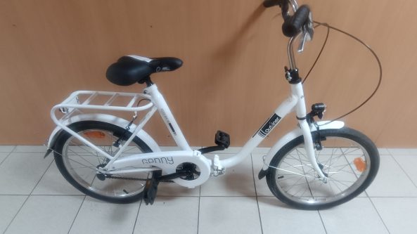 Išsigandęs berniukas pasišalino palikęs baltos spalvos dviratį