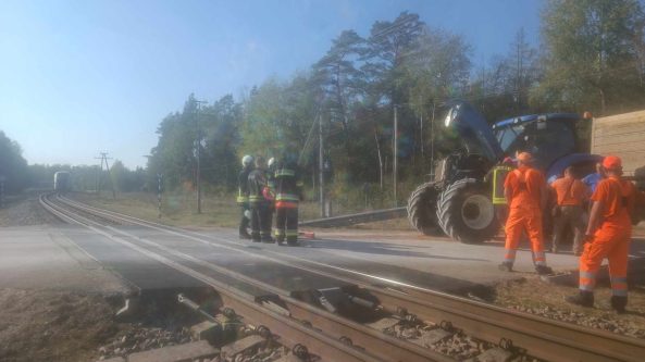 Pervažoje susidūrė keleivinis traukinys ir traktorius