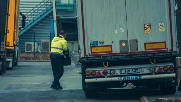 Iš daugiabučių kiemų ketinama išguiti krovinių priekabas