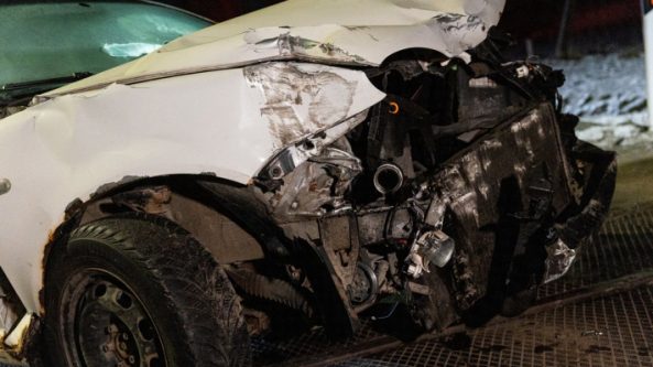 Varėnos rajone automobiliui atsitrenkus į medį sužalotas neblaivus vairuotojas ir keleivis