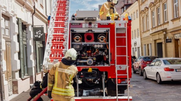 Alytuje ugniagesiai gelbėjo sienoje įstrigusį ir sąmonės netekusį vyrą
