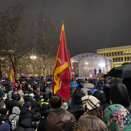 Dėl „Nemuno aušros“ dalyvavimo valdžioje prie Seimo protestuoja keli tūkstančiai žmonių 