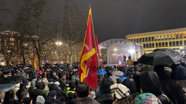Dėl „Nemuno aušros“ dalyvavimo valdžioje prie Seimo protestuoja keli tūkstančiai žmonių 
