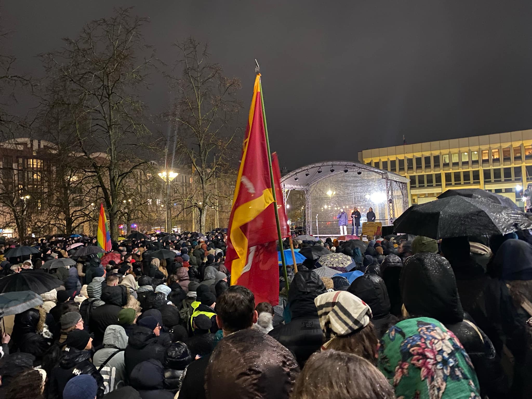 Dėl „Nemuno aušros“ dalyvavimo valdžioje prie Seimo protestuoja keli tūkstančiai žmonių