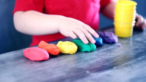 Žodžiai, kurie žaloja: kaip stiprinti vaiko pasitikėjimą savimi?