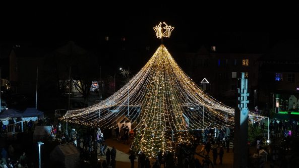 Lazdijuose įžiebta  miesto eglė kviečia pasitikti „Dangiškas Kalėdas“