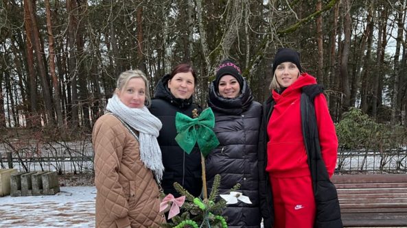 4 kaimynės papuošė eglutę FM99 eglučių parkui