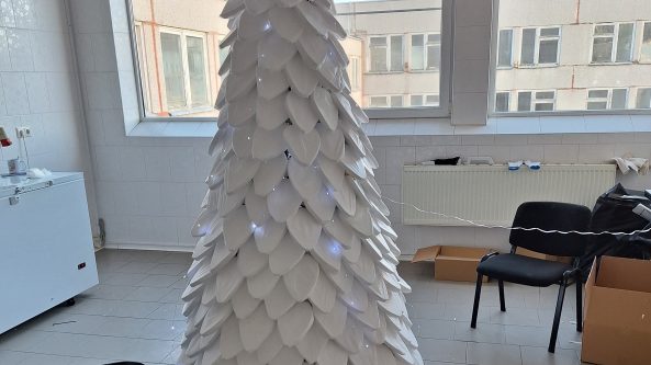 „Sūrių magija“ – Alytaus pieninės kurta eglutė