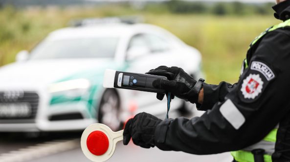 Alytaus rajone – konfliktas kelyje: vairuotojas sumušė elektrine riedlente važiavusį vyrą