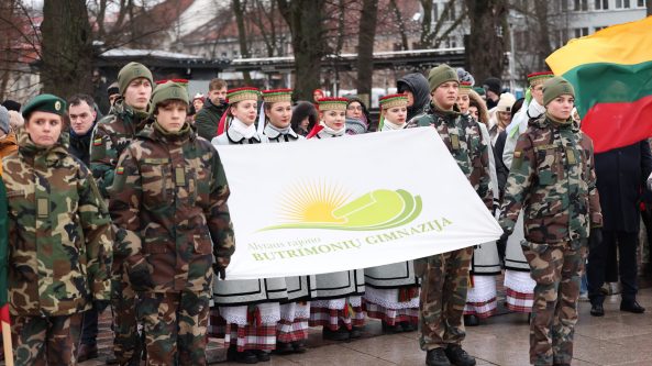 Butrimonių gimnazijai perduota Gedimino pilies bokšte plevėsavusi Lietuvos vėliava