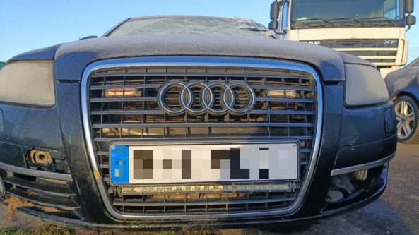 Kontrabandininkai bandė automobiliu pervažiuoti pasienietį, šis panaudojo ginklą