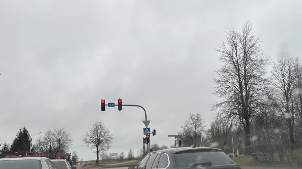 Neblaivus vairuotojas į sankryžą įlėkė degant raudonam šviesoforo signalui