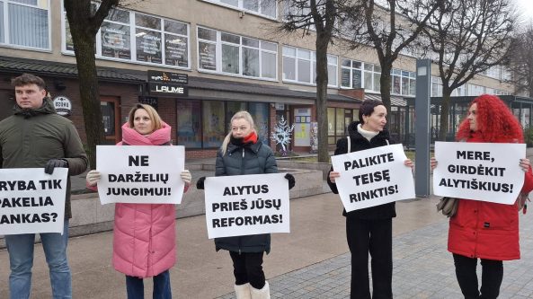 Tėvų piketas Alytuje prieš švietimo pertvarką