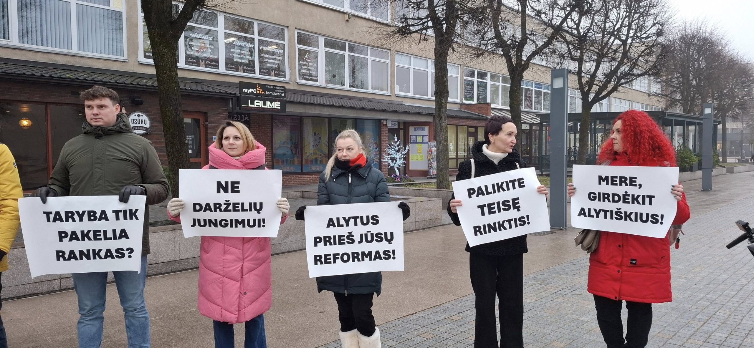Tėvų piketas Alytuje prieš švietimo pertvarką