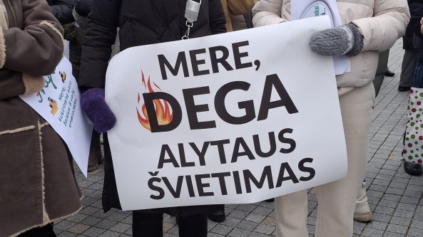 Protestuotojai: „mere, dega Alytaus švietimas”
