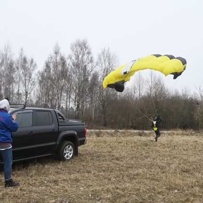 Atlikėjas kliim pristato naują vaizdo klipą „Juodam danguj“
