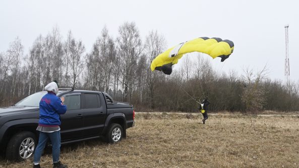 Atlikėjas kliim pristato naują vaizdo klipą „Juodam danguj“