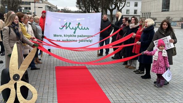 Alytaus merui sukurta net daina, tačiau prie savivaldybės protestavę tėveliai valdžios dėmesio nesulaukė