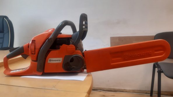 Rastas galimai vogtas benzininis grandininis pjūklas „HUSQVARNA“