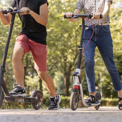 Paspirtukų fenomenas: kodėl vis daugiau žmonių renkasi šią transporto priemonę?