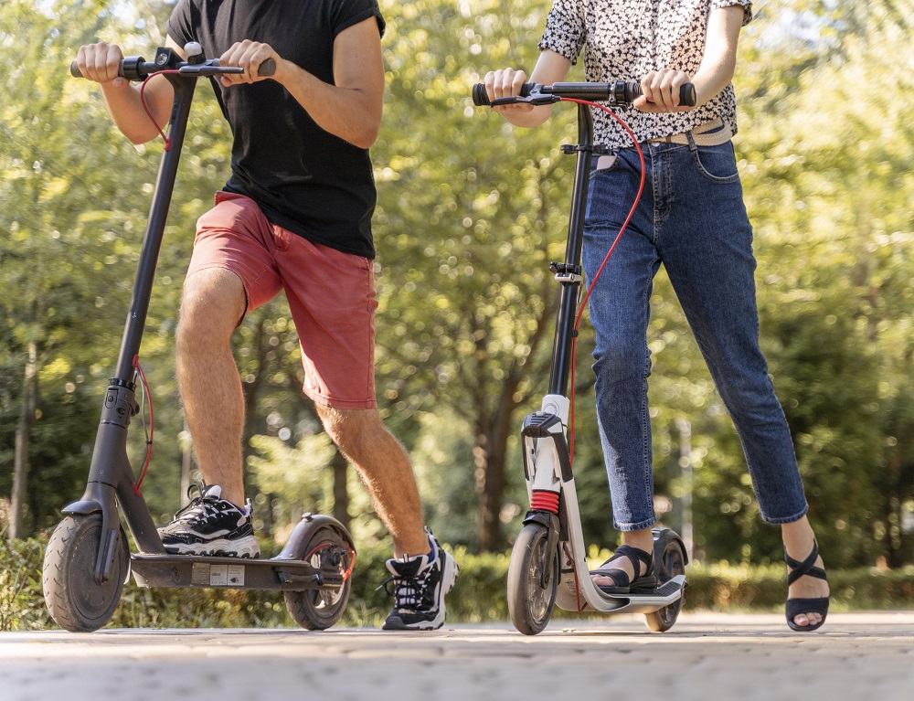 Paspirtukų fenomenas: kodėl vis daugiau žmonių renkasi šią transporto priemonę?