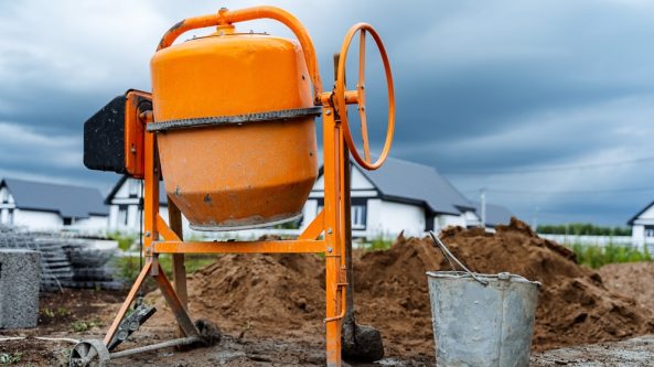 Kodėl verta investuoti į naują betono maišyklę, o ne nuomotis?