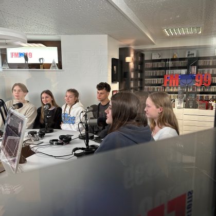 FM99 studijoje – Veisiejų Sigito Gedos gimnazijos moksleiviai