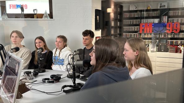 FM99 studijoje – Veisiejų Sigito Gedos gimnazijos moksleiviai
