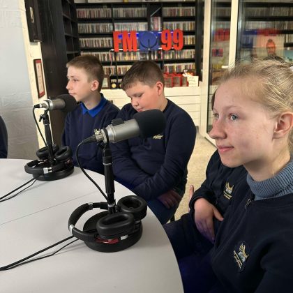 FM99 studijoje svečiuose Volungės progimnazijos 5a klasės moksleiviai